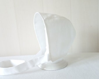 Bonnet/béguin bébé de baptême rétro en piqué de coton blanc doublé de voile de coton blanc