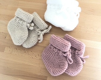Chaussons bébé en laine spéciale bébé tricotés main au point mousse agrémentés de liens