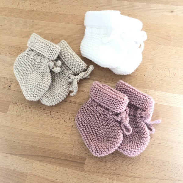 Chaussons bébé en laine spéciale bébé tricotés main au point mousse agrémentés de liens