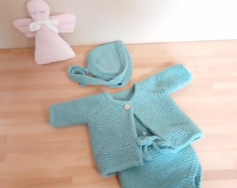 Ensemble layette bébé bleu "glacier" tricoté main : bonnet, brassière, gilet et culotte, cache-couche