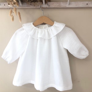 Robe bébé baptême rétro en gaze de coton blanc ou écru agrémentée d'un col volanté image 2