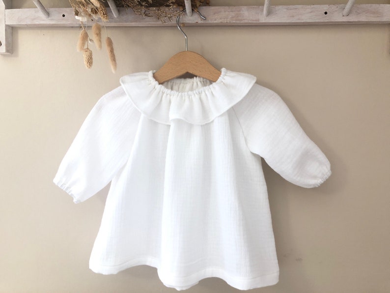 Robe bébé baptême rétro en gaze de coton blanc ou écru agrémentée d'un col volanté image 2