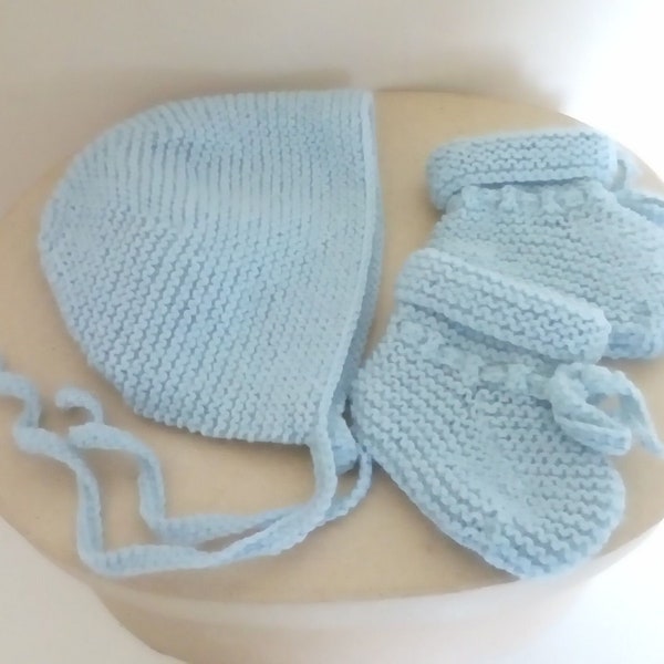 Bonnet, béguin bébé rétro vintage bleu/ gris tricoté main en laine spéciale bébé avec ses chaussons assortis