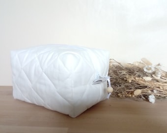 Grande Trousse de toilette / vanity case matelassée en piqué de coton blanc oeko tex et doublée de coton imprimé mouton blanc et beige