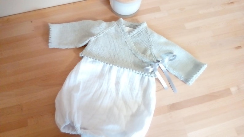 Brassière, cache-coeur bébé tricoté main au point jersey gris perle en 100% coton image 1
