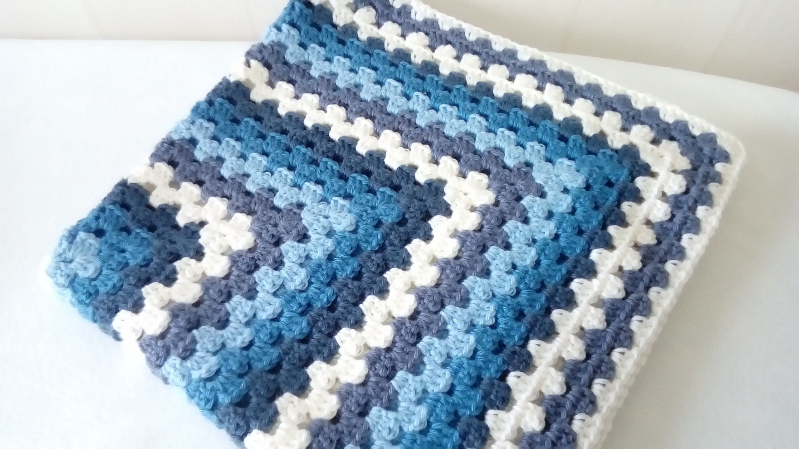 Couverture/Plaid Bébé Multicolore Crochetée Main Granny Square Dans Un Camaïeu de Bleus et Blanc