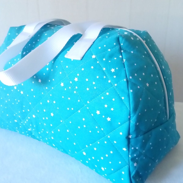 Sac à langer en coton matelassé bleu imprimé "étoiles" blanches entièrement doublé de tissu assorti enduit