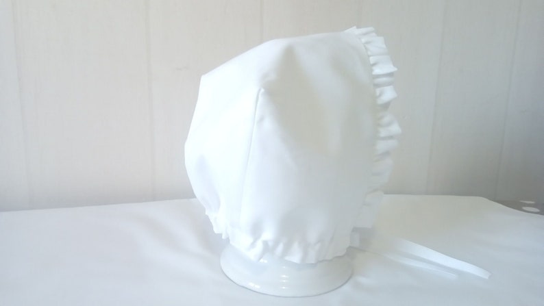 Retro-Baby-Mütze/Crush mit gerüschtem Rand aus weißem Milleraies-Baumwollpiqué und weißem Baumwoll-Voile Bild 2
