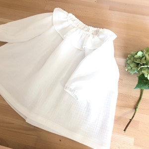 Robe bébé baptême rétro en gaze de coton blanc ou écru agrémentée d'un col volanté image 3