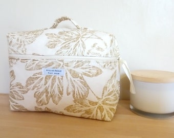 Grande Trousse de toilette / vanity case en coton lin imprimé végétal or et crème doublée de toile déperlante