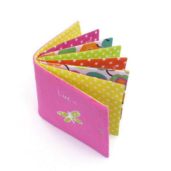 Album photo tissu personnalisé, album doudou, couverture rose fushia, tissus orange, vert, jaune, rose et motif pomme, 8, 12 ou 16 photos