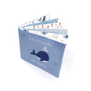 Album photo tissu personnalisé, album photo doudou, couverture bleu denim, thème marin, baleine, hyppocampe, poissons, 8, 12 ou 16 photos