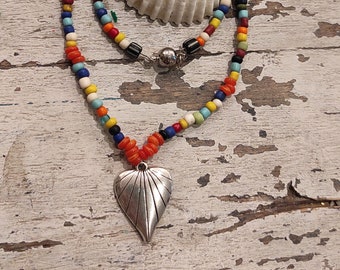 Collier cœur argent et perles de verre multicolores artisanales africaines