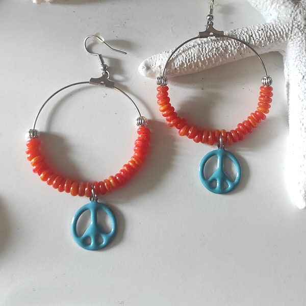 Boucles d'oreilles créoles perles de verre oranges et pendentif Peace and Love