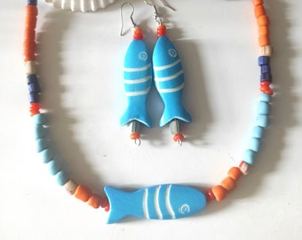 Collier et boucles d'oreilles poisson bleu et blanc perles oranges et bleues