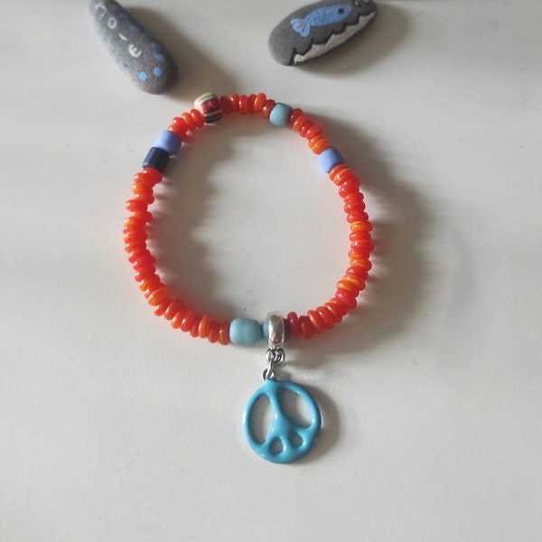 Bracelet perles de verre oranges et pendentif Peace and Love turquoise
