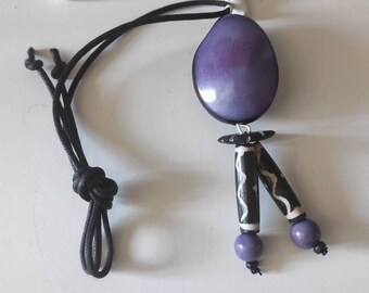 Collar en nuez de tagua o marfil vegetal semillas de violeta cuentas de hueso y algodón encerado