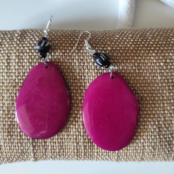 Boucles d'oreilles rose fushia perles en os et tranches de noix de tagua ivoire végétal