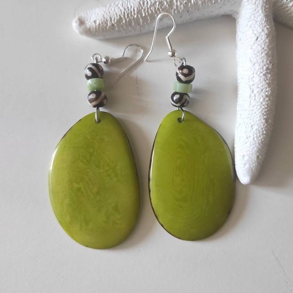 Boucles d'oreilles vertes perles en os serpentine et tranches de noix de tagua ivoire végétal