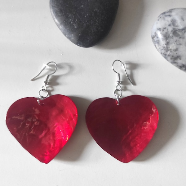 Boucles d'oreilles grands cœurs rouges en nacre