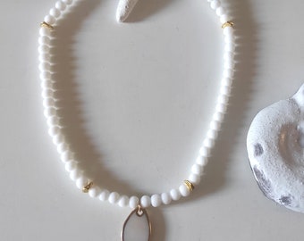 Collier blanc et or avec pendentif en nacre ras de cou