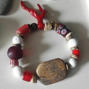 Pulsera de piedra jaspeada con cuentas de Murano, cuentas africanas Krobo y resina de coral rojo.