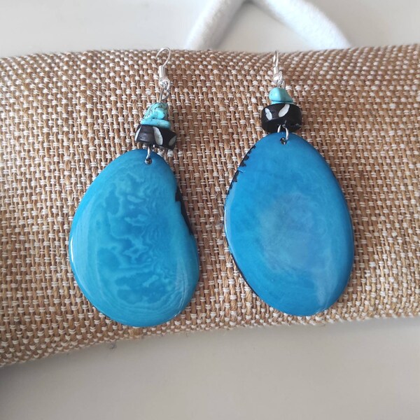 Boucles d'oreilles bleues chips de turquoise et tranches de noix de tagua ivoire végétal