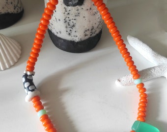 collier design original orange poisson rayé noir et blanc ras de cou