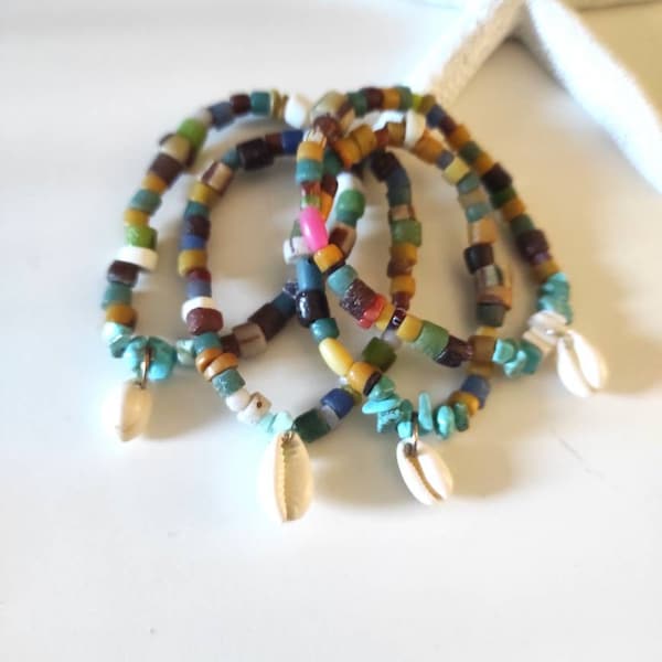 Bracelet de créateur design ethnique perles traditionnelles africaines krobo et coquillage cauri