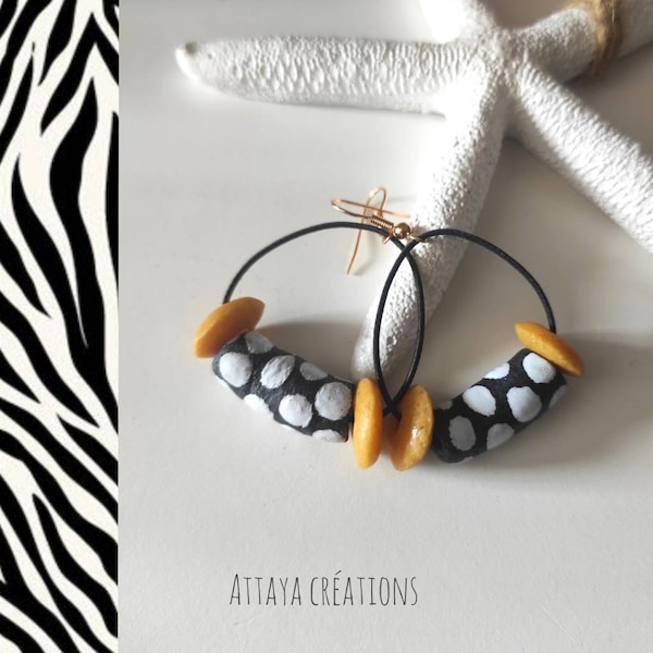 Boucles d'oreilles artisanales d'inspiration ethnique perles africaines krobo à pois noires et blanches
