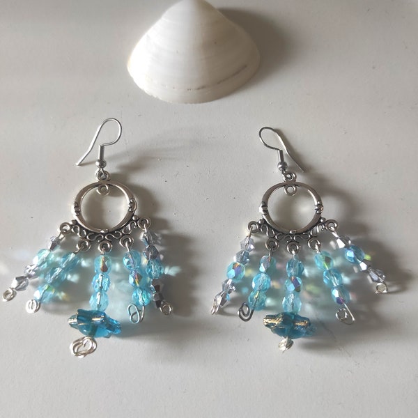 Boucles d'oreilles chandeliers perles de verre de bohème bleues