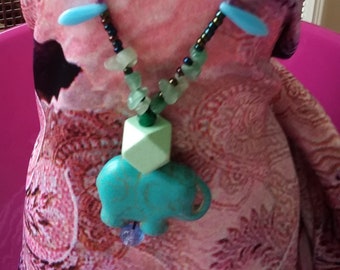 Collier "Mon éléphant" avec pendentif éléphant bleu, perle en bois, chips aventurine, perles indiennes, dagues en verre de Bohême