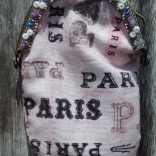 Petit porte-monnaie " En rose  Paris" avec tissu rose patchwork, tissu bleu Libery, perle Agate, perles miyuki, breloque tour Eiffel