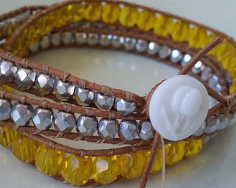 Bracelet wrap tissé mains "En perles de Bohême et bouton de nacre" avec perles de verre de Bohême , lien en cuir, bouton ancien en verre