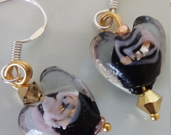 Boucles d'oreille coeur en verre lampwork avec perles en cristal swarovski "En noir et or"