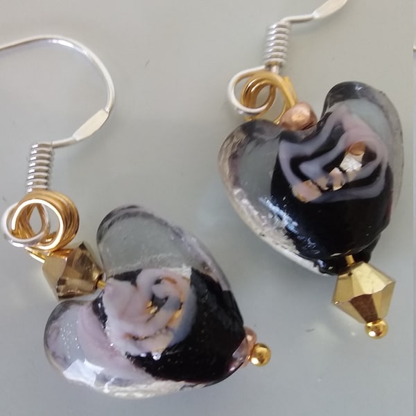 Boucles d'oreille coeur en verre lampwork avec perles en cristal swarovski "En noir et or"