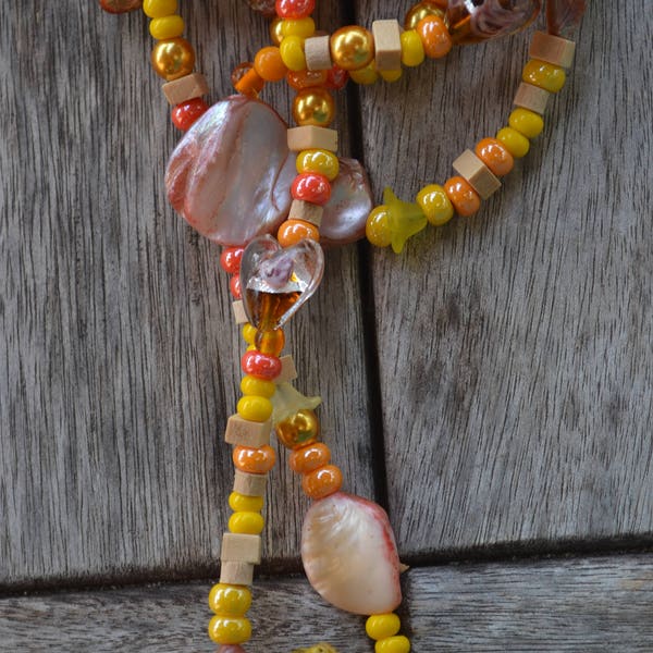 Collier sautoir "En orange de nacre" avec nacre , perles coeur Lampwork, graines açaï,  fleurs lucite, perles en verre Renaissance