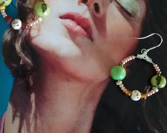 Boucles d'oreille créoles asymétriques "En vert printemps" avec graines açaï, crochets argent 925, perles miyuki, graines jupati