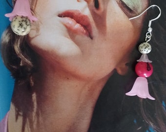 Boucles d'oreille asymétriques "En rose-fleurs" avec graines açaï, fleurs lucite, graines jupati, crochets en argent 925