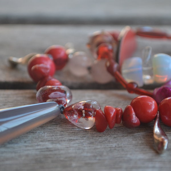 Collier sautoir ethnique "En agate de rouge" avec perles lampwork, chips corail bamboo, perles quartz rose, graines açaï, tranches de tagua