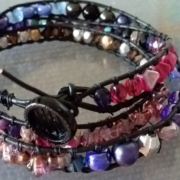 Bracelet wrap triple tours "En perles de bohême et indiennes lilas " avec perles de verre de Bohême, lien en cuir, bouton ancien en verre