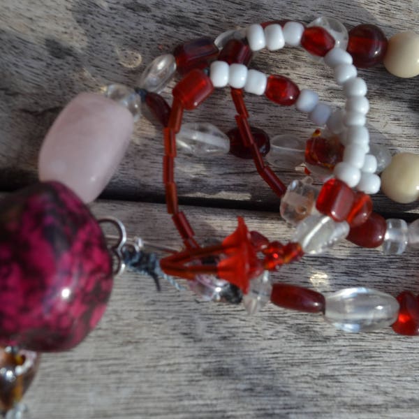 Collier ethnique "En moucheté de Lumbang rouge" avec perle coeur Lampwork, graine lumbang, perle en quartz, graines açaï, fleurs lucite
