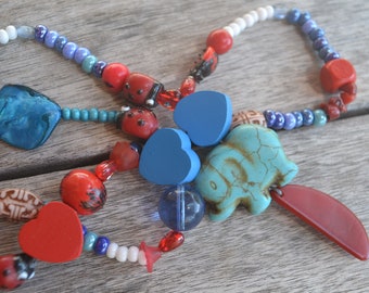 Collier sautoir "En bleu blanc rouge éléphant" avec tranche tagua, perles lampwork,corail, perles en bois coeur, chips de nacre