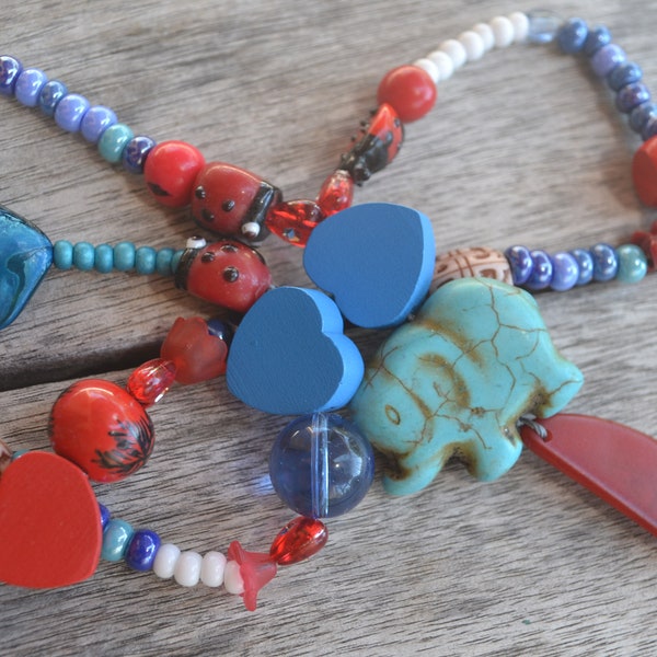Collier sautoir "En bleu blanc rouge éléphant" avec tranche tagua, perles lampwork,corail, perles en bois coeur, chips de nacre