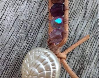 Bracelet wrap tissé mains "En perles violettes et bouton de nacre" avec perles de verre de Bohême, lien en cuir, bouton ancien en verre