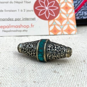 Könnte beinhalten: Eine silberne und türkisfarbene Perle mit aufwendigen floralen Designs. Die Perle ist etwa 5 cm lang.