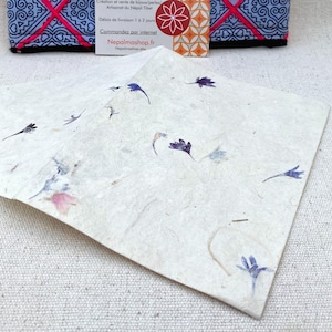Paquet de 10 enveloppes en papier fait main pétales de bleuts et soucis (16 cm x 12 cm)