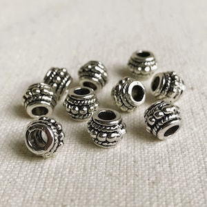 Lote de 10 cuentas étnicas - Metal plateado - Cuentas del mundo - Cuentas barril