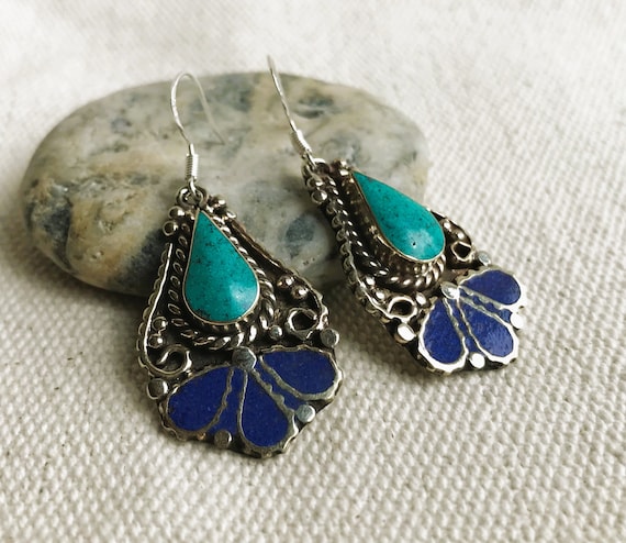 Ancienne boucle d'oreille ouvragée - laiton, turquoise - Tibet 19e