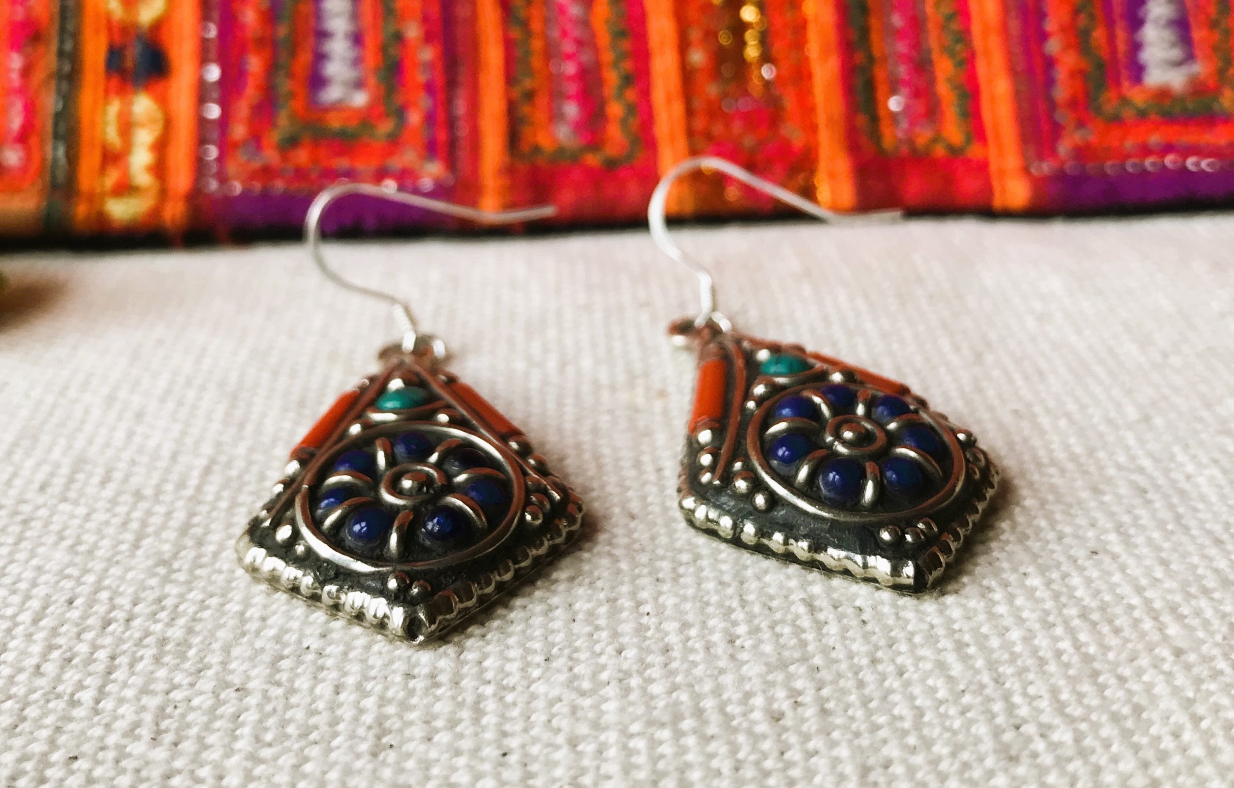 Boucle D'Oreille Ancienne Népalaise/Tibétaine - Lapis-Lazuli, Corail, Turquoise - Artisanat Main En Argent Plaqué